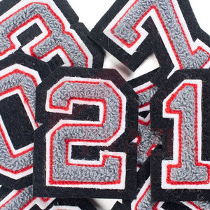 Parches bordados de chenilla hechos a medida de fabricación de Pakistán, tela de sarga de nuevo diseño con estilo cosido de PVC y forma de alfabeto - Product Image 3