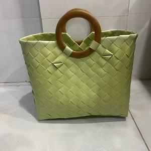 Plástico reciclado tejido a mano de moda más nuevo con asas de madera, bolso de playa Bolsos de mujer de Vietnam - Product Image 6