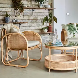 竹藤桌椅是工匠和熟练工人手工制作的。交付完整细致的产品。