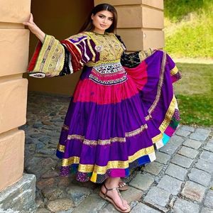 Últimos vestidos afganos tradicionales hechos a mano seda y lino de alta calidad para bodas y fiestas disponibles a precio mayorista - Product Image 5