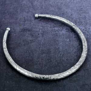 Sautoirs en laiton sur mesure avec motifs floraux gravés, idéaux pour la revente de créateurs de bijoux de mode - Product Image 5