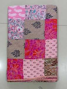 En patchwork recyclé multicolore, couettes réversibles fabriquées à partir de vieux déchets textiles en coton recyclé, idéales pour l'ameublement de la maison - Product Image 4