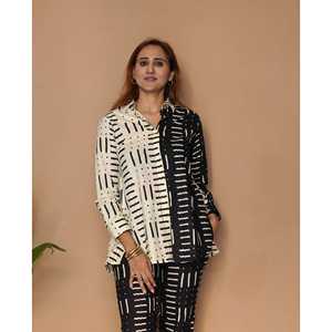 Chemise longue Yin Yang pour femmes, design élégant et époustouflant pour le confort et le style - Product Image 3