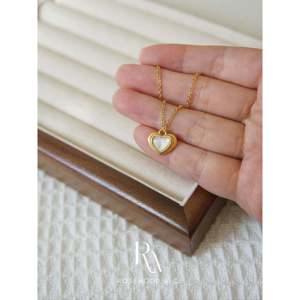 Collana con Ciondolo a Cuore Placcato Oro e Madreperla, Antiossidante, Regalo per Lei, con Catena Lunga per Maglione - Product Image 6