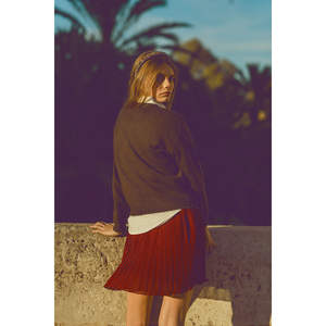 Suéter Gris Carbón Estilo Diario Otoñal con Detalle de Corazón Rojo - Product Image 4