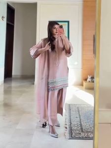 Ensemble de travail à paillettes brodées en crêpe naturel lourd de créateur avec haut-pantalon fantaisie et vêtements de fête ethniques élégants Dupatta pour femmes - Product Image 5