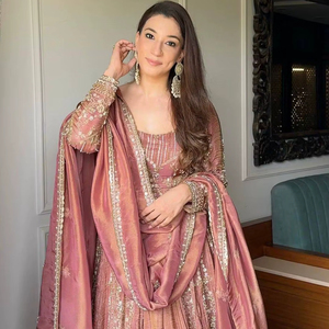 Vestido de Trabajo Preconfeccionado con Parte Inferior de Seda Bordada y Dupatta Elegante - Product Image 1