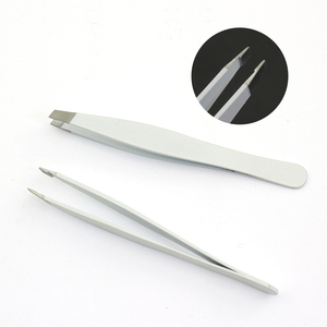 Pinzas para Cejas Antiestáticas de Acero Inoxidable Plateado con Estuche de Cuero, Producto Premium para el Cuidado de las Pestañas - Product Image 2