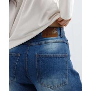 กางเกงยีนส์ทรงบอยเฟรนด์ขาบาน ระบายอากาศได้ดี เอวสูง ไซส์ XL ตกแต่งด้วยเทคนิคการประดับคริสตัลและรอยขาด - Product Image 5