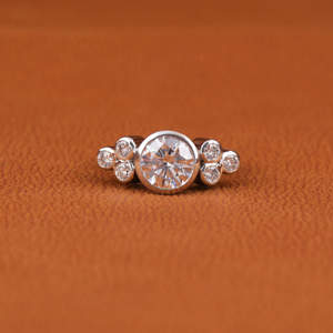 Anillo de compromiso de diamante de laboratorio de corte redondo de tres piedras personalizado 18 quilates chapado en oro sólido lujoso regalo de aniversario certificado IGI - Product Image 2