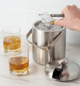 Cubo de hielo de metal texturizado contemporáneo con tapa a juego. Accesorio de bar elegante disponible en nuestra tienda. - Product Image 3