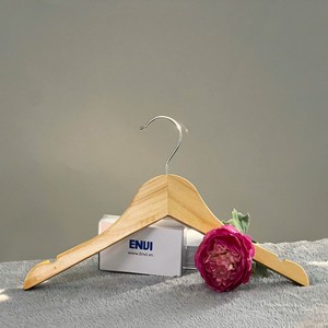 Perchas de Madera de Pino Sostenible para Bebés, Perchas Antideslizantes para Ropa de Niños, Logotipo Personalizado, Fabricante de Vietnam - Product Image 3