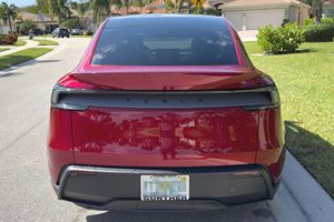 Tesla Model Y Long Range RWD 2026, autonomie de 357 milles, rouge ultra, 4 sièges, intérieur en cuir, phares LED, toit ouvrant panoramique - Product Image 6