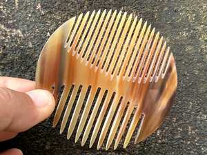 Peine de Cuerno Natural Ecológico, Pulido a Mano, con Dientes Anchos para Desenredar Cabello Largo, Grueso y Rizado - Product Image 5