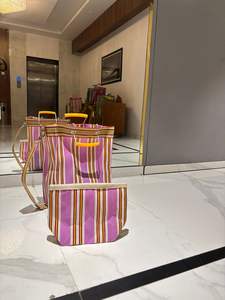 Vente en gros de sacs fourre-tout écologiques en plastique recyclé et nylon, trousse de toilette durable avec fermeture éclair, logo personnalisé, mode - Product Image 4