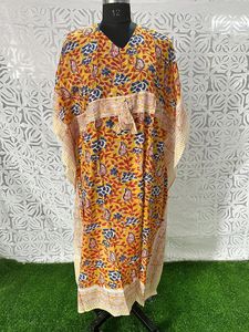 Nouvelle robe longue en coton faite à la main à imprimé floral jaune élégant pour les femmes pour les fêtes de plage d'été ou les couvertures - Product Image 4