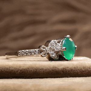 Solitario de diamante de corte redondo verde con anillo de compromiso de acento para mujer - Product Image 3