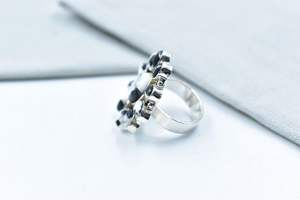 Bague ajustable en argent sterling et buffle blanc faite à la main, bijoux artisanaux uniques, bague bohème élégante pour femmes - Product Image 3