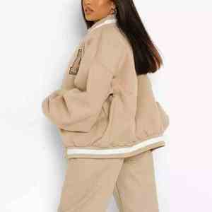 Veste d'université Letterman brodée personnalisée pour femmes avec logos et patchs personnalisés Veste de style universitaire respirante de qualité supérieure - Product Image 4