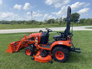 รถแทรกเตอร์สวน Kubota B2301HSD ขับเคลื่อน 4 ล้อ ประสิทธิภาพสูง พร้อมอุปกรณ์ตักและขุดดิน ออกแบบมาเพื่อการทำงานในพื้นที่เกษตรกรรมที่มีความยากลำบาก - Product Image 2