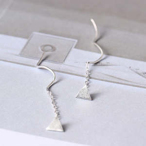 Orecchini Pendenti a Spirale in Argento Sterling con Triangolo, Accessorio alla Moda e Elegante - Product Image 1