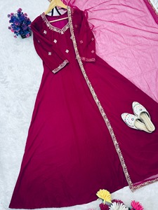 Robe de soirée magnifique de style indien et pakistanais, en tissu velours, avec broderies, pour les occasions spéciales, les mariages, vêtements traditionnels pour femmes - Product Image 3