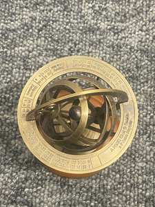 Esfera de mesa de astrolabio de globo armilar de latón Vintage antiguo con base de madera - Product Image 3