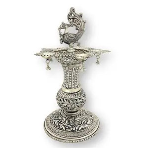 Lampada a olio Pooja indiana fatta a mano placcata argento con incisione a mano pavone Samai Diya Metal Diya per la decorazione domestica e il regalo