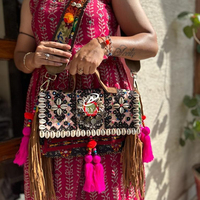 Nouveauté Sac Banjara en Cuir Souple Bohème Hippie Multicolore en Tissu de Coton Tribal Rajasthani Fait Main avec Franges et Pompons