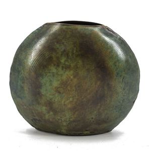 Florero de metal para decoración del hogar elaborado con elegancia, perfecto para aquellos que aprecian la belleza audaz y el diseño atemporal - Product Image 5