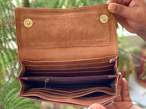 Pochette en cuir de vache véritable, sacoche pour femme, disponible en marron foncé, en fourrure de vache - Product Image 4