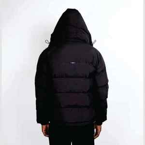 แจ็คเก็ตบุใยสังเคราะห์แบบมีซิปสำหรับผู้ชาย แจ็คเก็ตพัฟเฟอร์แบบหนา มีปกตั้ง พร้อมโลโก้ด้านหน้า ผลิตจากโพลีเอสเตอร์อย่างหนา ขายส่ง - Product Image 4