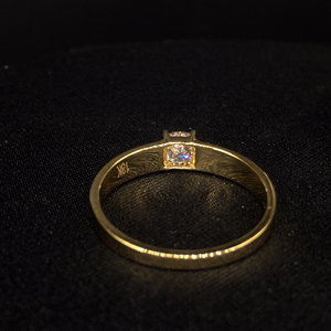 Anillo de Oro Amarillo de 18 Quilates para Hombre, Exquisito Diamante Solitario de Corte Brillante Redondo de 0.60 TCW, Engaste de Puntas, Estilo Moderno, Claridad SI - Product Image 4