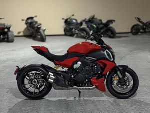 Motocicleta Deportiva Ducati Diavel V4 Roja de Alto Rendimiento, Modelo 2026, con Poco Kilometraje, Lista para Envío - Product Image 4