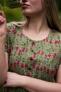 Robe bohème Beeblossom en pur coton, imprimée à la main, motif floral vert et rose, mode éthique - Product Image 3