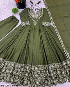 Exclusivo conjunto de vestido anarkali bordado en seda romana de verano con intrincados detalles de lentejuelas doradas, mangas elegantes y dupatta. - Product Image 3