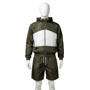 Ensemble de survêtement décontracté deux pièces pour homme, vert et blanc, en polaire respirant, avec broderie personnalisée, comprenant un sweat à capuche et un short en polyester uni - Product Image 1