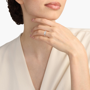 Bague de fiançailles, de mariage, d'anniversaire ou de promesse classique en argent 925 avec trois pierres de moissanite taille princesse, sertie à griffes - Product Image 5