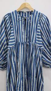 Haute qualité été coupe ample robe mi-longue taille naturelle bloc imprimé avec col profond et fermeture à cordes Mini robe rayée longue - Product Image 3