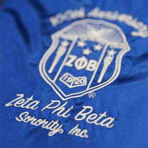 Chaqueta Lentejuelas Centenario ZPB-Azul | Chaqueta 100% Poliéster Zeta Phi Beta 100 Aniversario con Detalles Bordados y Lentejuelas - Product Image 3