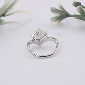 Anillo de compromiso de diamante cultivado en laboratorio con corte princesa, diseño de cometa, banda curva en V, anillo solitario de oro blanco para mujer - Product Image 4