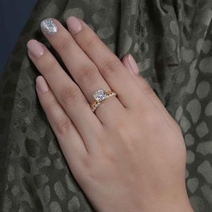 Anillo de Compromiso con Diamante Cultivado en Laboratorio con Corte Cojín, Certificado IGI, VVS, con Bisel, con Conjunto Nupcial de Oro de 14k a Bajo Precio - Product Image 2