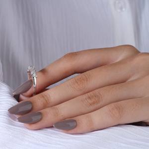 Elegante anillo de banda con diamantes dorados para mujer, diseño de anillo moderno y elegante para uso diario, joyería premium con estilo. - Product Image 3