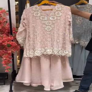 Conjunto VASTRA COTTAGE de Top con Bordado de Hilo de Seda Chinon, Sharara con Volantes y Dupatta de Encaje Elegante, Completamente Cosido, Diseño de Alta Costura para Fiestas - Product Image 3