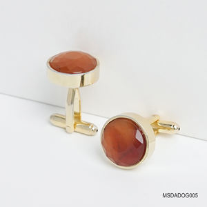 Une paire de boutons de manchette plaqués or 18 carats pour hommes avec pierres précieuses en agate rouge facettées Fengshui (MSDADOG005) de la collection Tinh Vu - Product Image 2