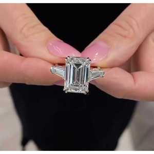 Bague de fiançailles de luxe à trois pierres en diamant de laboratoire taille émeraude certifié IGI 7,00 carats total, clarté D-E-F VVS VS, plaqué or rhodié - Product Image 1