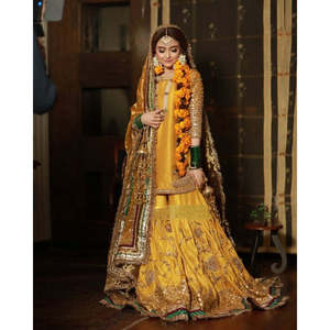 Ensemble Sharara de Mariée Pakistanaise Jaune Moutarde de Luxe, Broderie Main Lourde et Travail Gota, pour Femme, Mariage, Mehndi, Mayoun, Gharara - Product Image 1