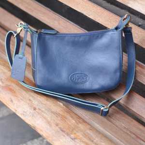 Elegante bolso de cuero genuino hecho a mano con cierre de cremallera Elegante bolso de hombro diario en rojo, azul marino y Negro Hecho a mano Indonesia - Product Image 1