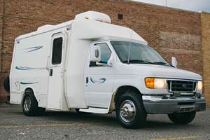 Autocaravana FORD E-450 BORN FREE 2003 USADA, con Volante a la Izquierda/Derecha - Product Image 2