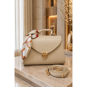 Sac à main et à bandoulière en cuir et tissu beige avec fermoir doré et détails imprimés en technique de foulard - Product Image 1